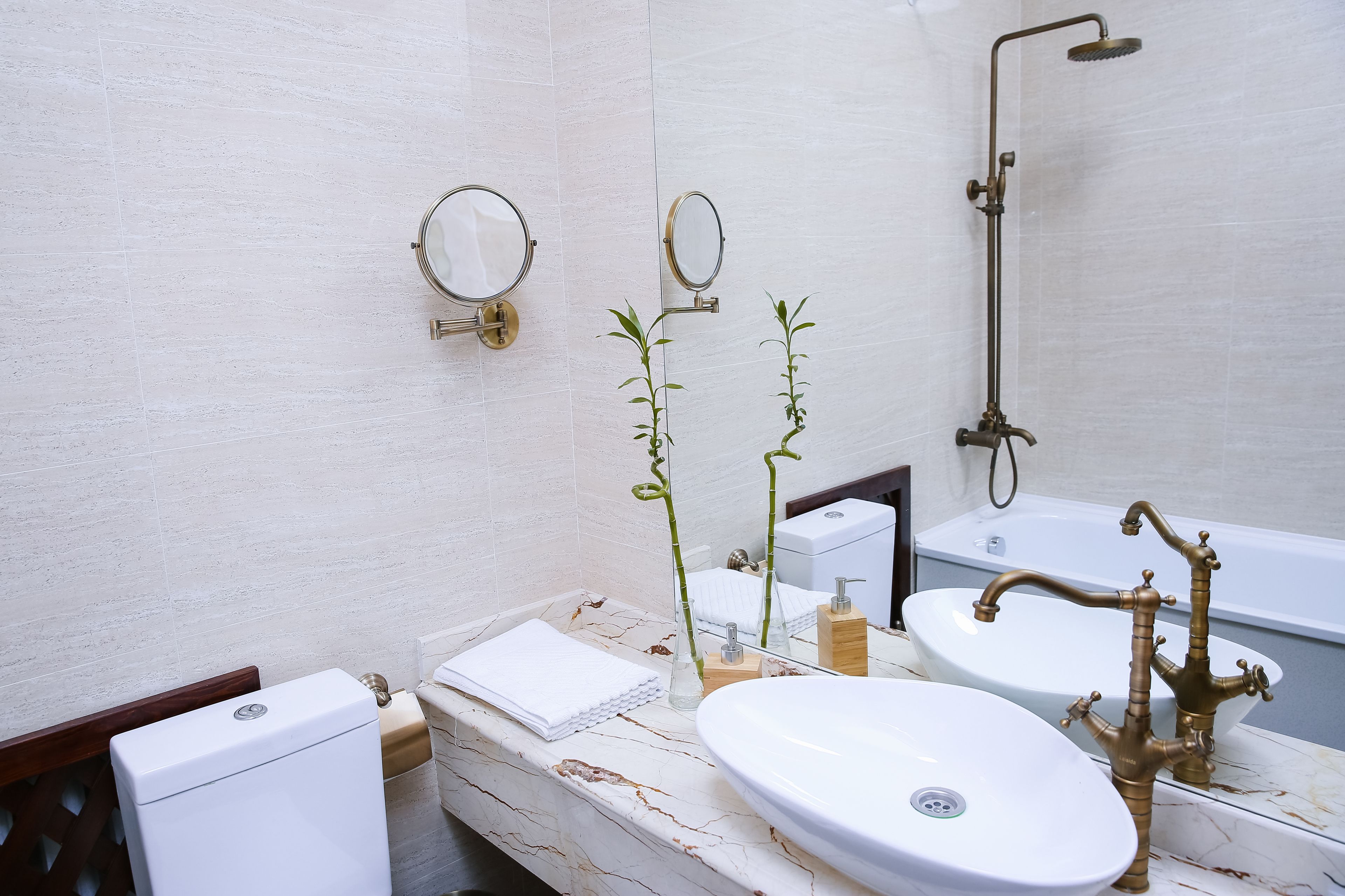 Baignoire, articles de toilette gratuits, sèche-cheveux, peignoirs
