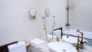 Baignoire, articles de toilette gratuits, sèche-cheveux, peignoirs
