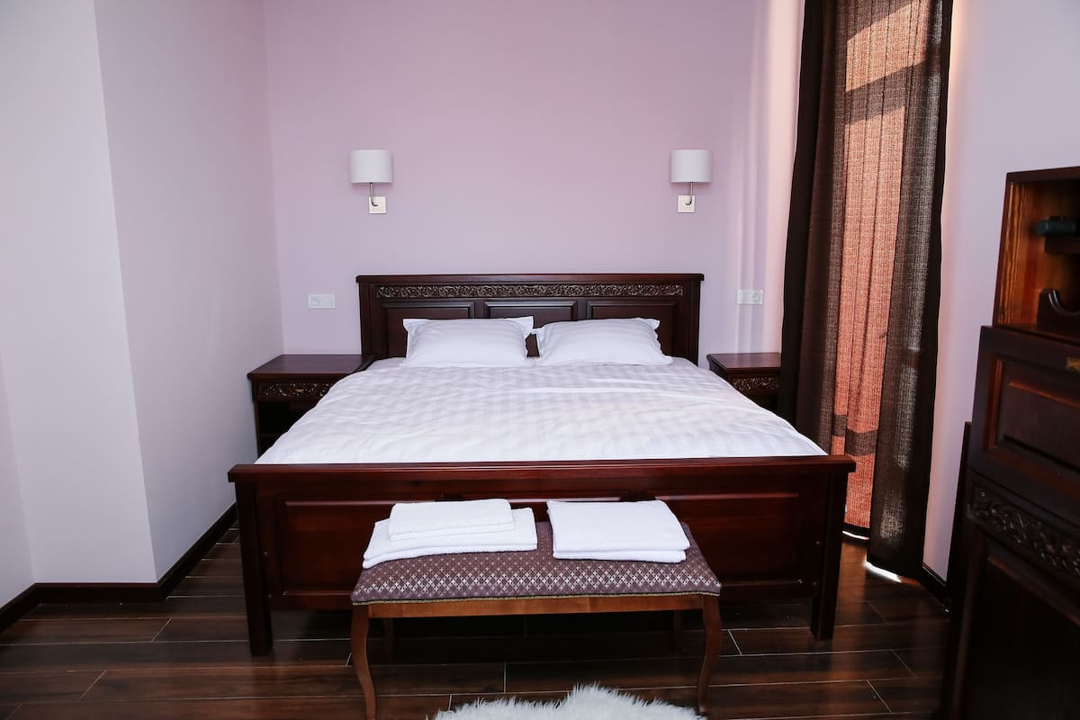 Standard Double Room | Minibar, in-room safe, desk, soundproofing