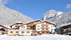 Hotel amb nombroses galeries i muntanyes al fons.
