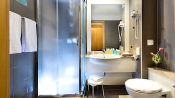 Habitación panorámica doble | Baño | Artículos de higiene personal gratuitos, secador de pelo y albornoces