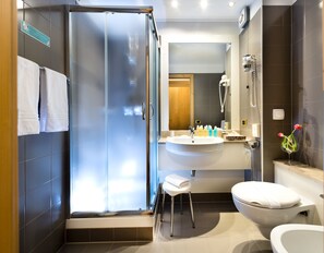 Panoramic Double Room | Bathroom | Free toiletries, hair dryer, bathrobes, slippers - Hotel La Perla Wellness & Beauty (Canazei)