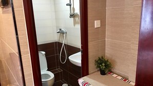 Ein Badezimmer mit Toilette, Waschbecken und Dusche.