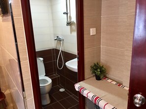 4 人部屋 | バスルームのシャワー