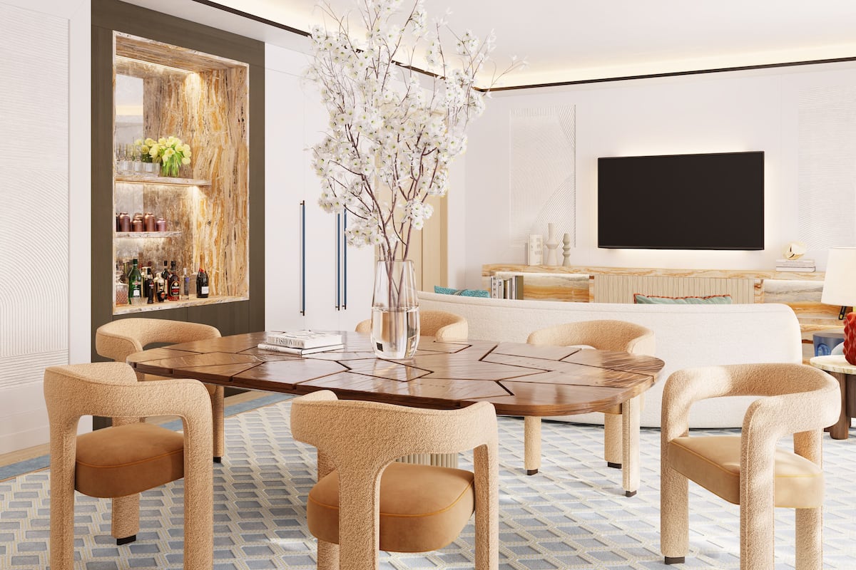 Un comedor moderno con una mesa redonda, seis sillas, un jarrón con flores, una barra con botellas y un televisor de pantalla plana montado en la pared.
