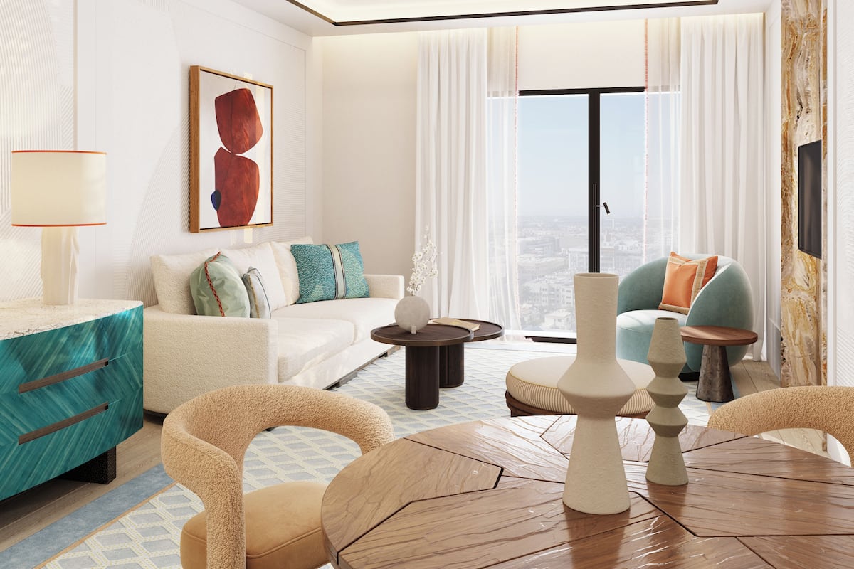 Una sala de estar moderna con un sofá, sillones, una mesa de centro y un televisor.