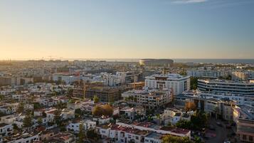 Un paisaje urbano que muestra un estadio, edificios residenciales y una combinación de arquitectura moderna y tradicional.