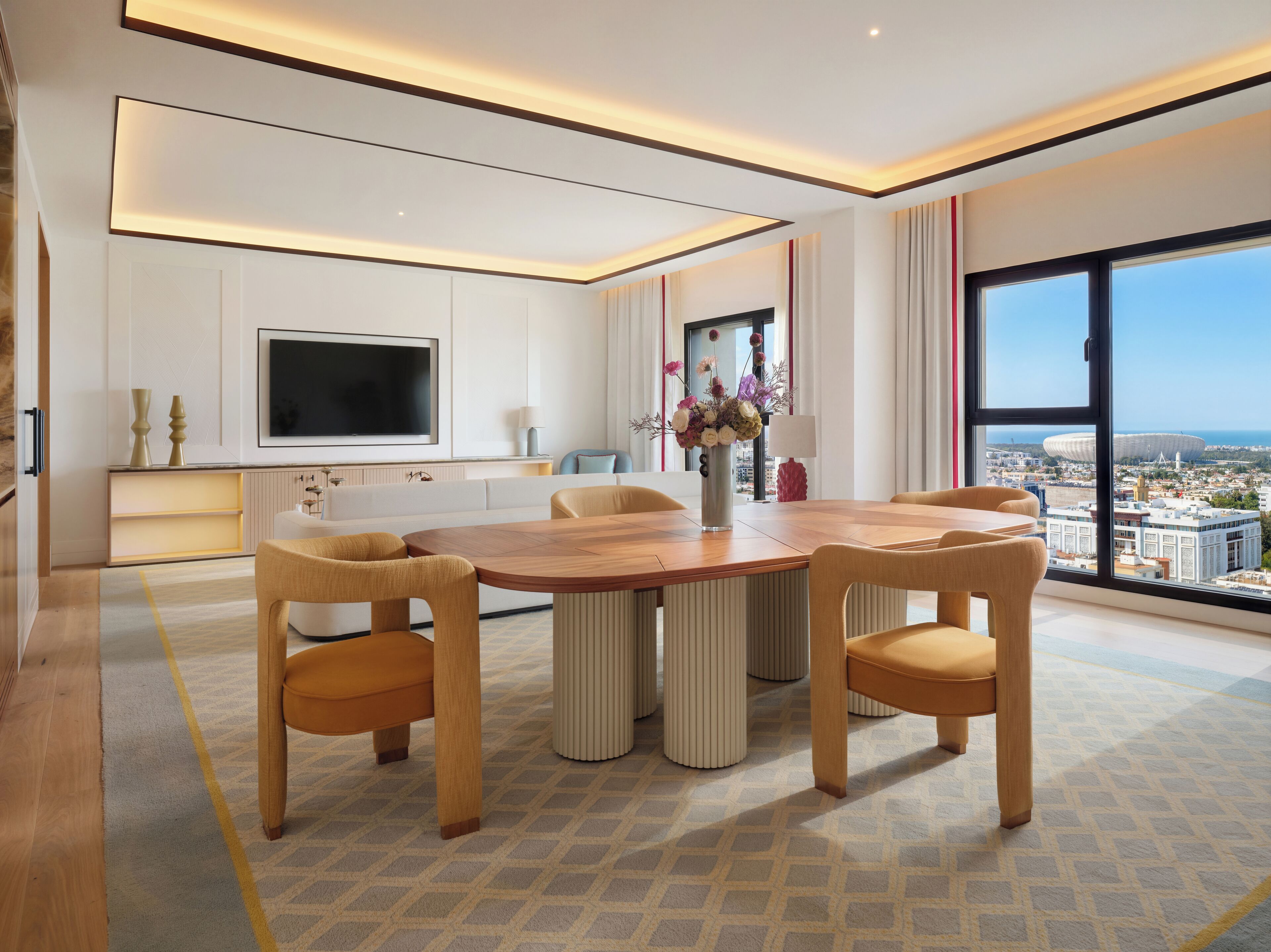 Suite (Prestige) | Oppholdsområde | En 55-tommers Flatskjerm-TV med kabel-kanaler samt TV