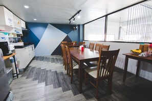 Bed in 4-Bed Mixed Dormitory Room | Shared kitchen