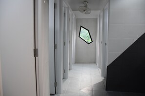 Dusche, kostenlose Toilettenartikel, Haartrockner, Handtücher