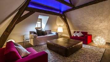 Familie suite | Woonruimte | Een 81-inch smart-tv met kabelzenders, televisie en boeken