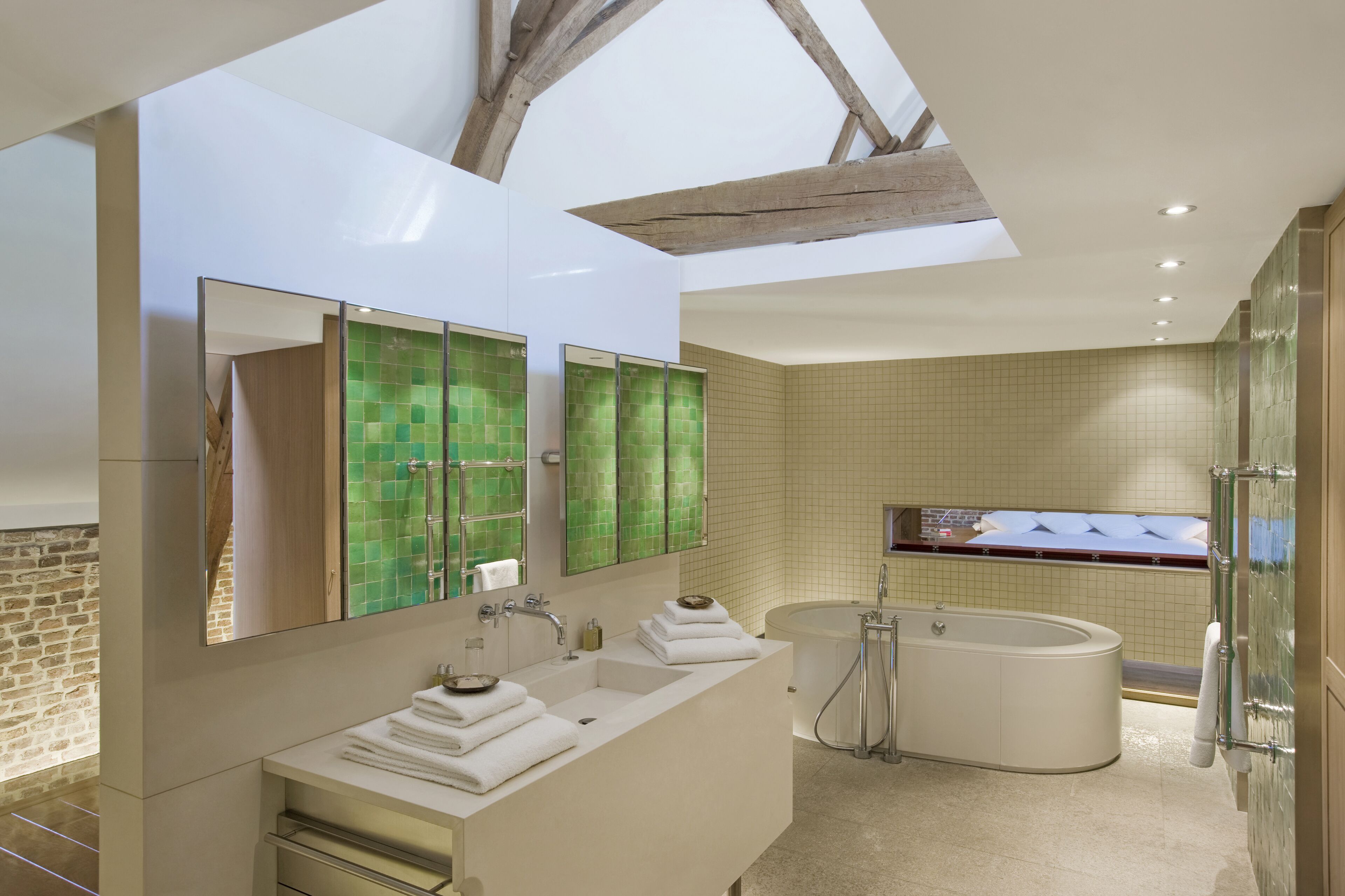 Premium loft | Badkamer | Designer toiletartikelen, een haardroger, badjassen, handdoeken