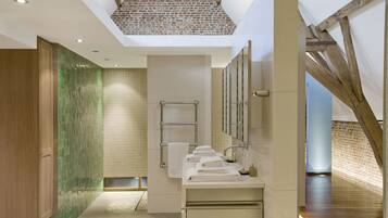 Premium loft | Badkamer | Designer toiletartikelen, een haardroger, badjassen, handdoeken