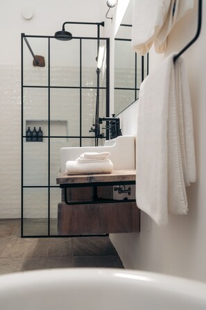 Executive Double or Twin Room | Bathroom | Designer toiletries, hair dryer, bathrobes, towels - Indrani Lodge (Genappe)