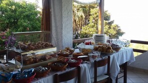 Tägliches inbegriffenes kontinentales Frühstück