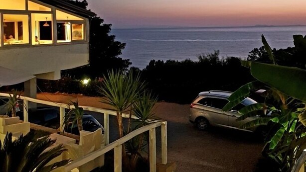 A modern two-story house with a view of the ocean at dusk. - Hotel Mercurio (Joppolo)