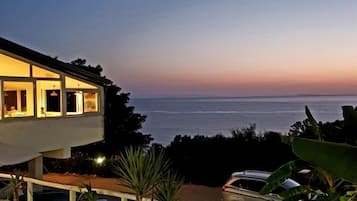 Phòng 3, ban công, quang cảnh biển | 1 phòng ngủ, minibar, két bảo mật tại phòng, trang trí khác biệt