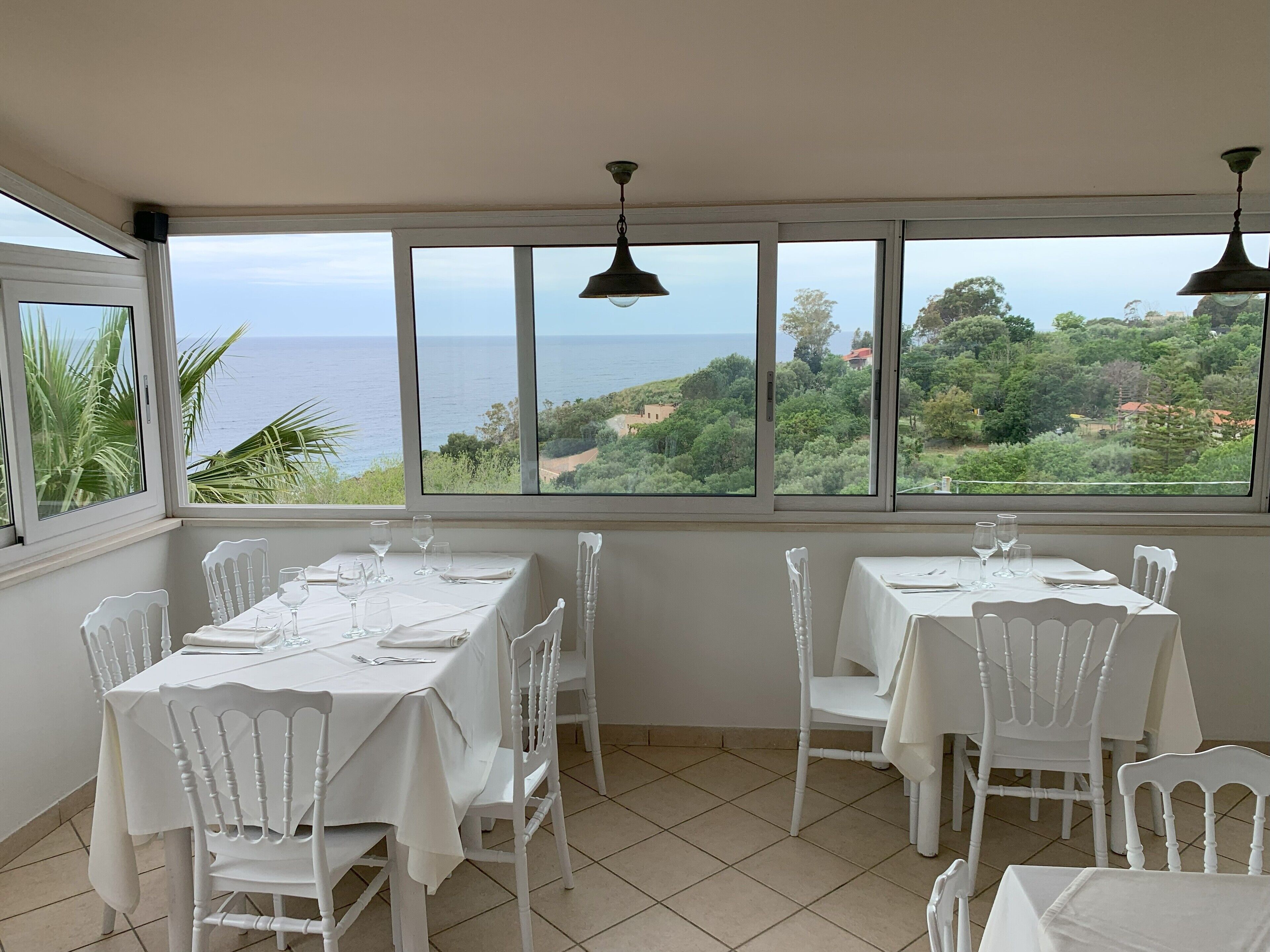 Breakfast, lunch, dinner served; Italian cuisine 