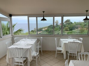 Breakfast, lunch, dinner served; Italian cuisine - Hotel Mercurio (Joppolo)