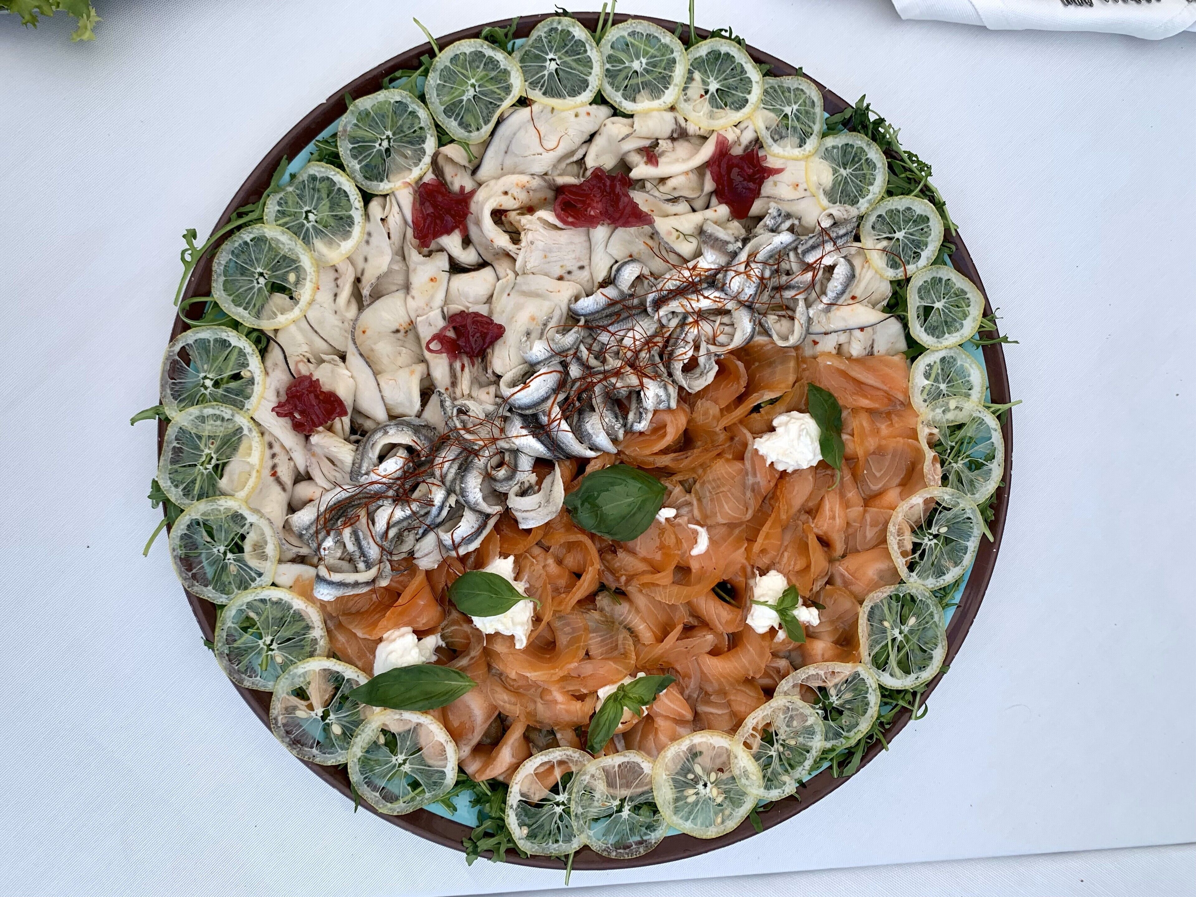 Un plato de comida con diversos ingredientes.