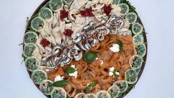 Un plato de comida con diversos ingredientes.
