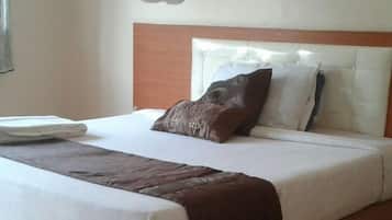 Deluxe-Doppelzimmer, 1 Doppelbett, Blick auf den Weinberg | Hochwertige Bettwaren, individuell eingerichtet, Schreibtisch