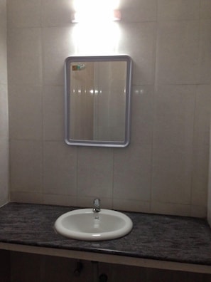 Deluxe Double Room, 1 Bedroom | Bathroom | Shower, free toiletries, towels