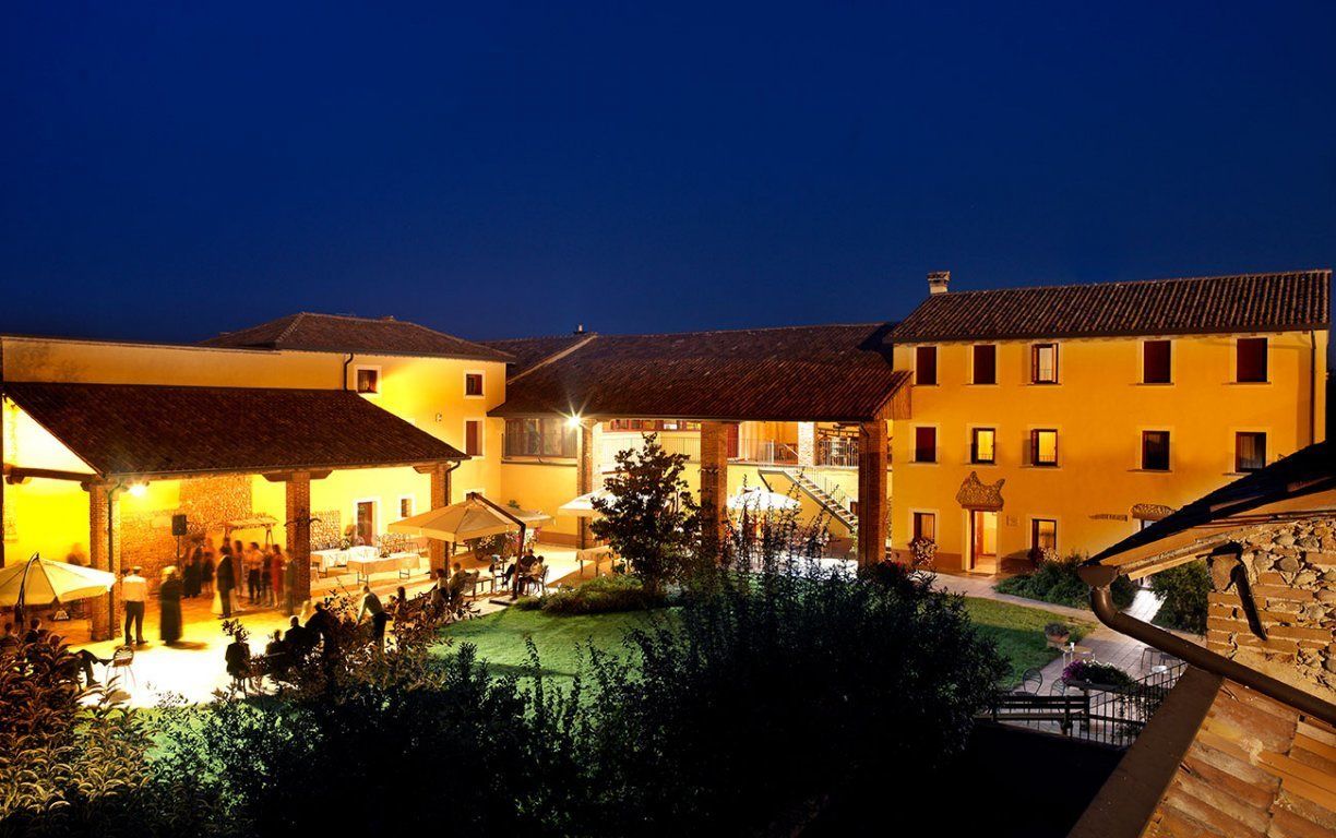 Facciata della struttura - sera/notte