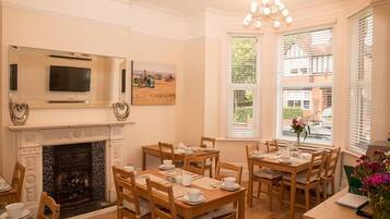 Free daily English breakfast