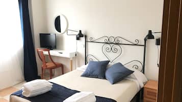 Een bureau, verduisterende gordijnen, gratis wifi