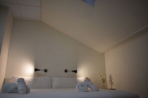 Triple Room (Abuhardillada) | Desk, blackout drapes, free WiFi