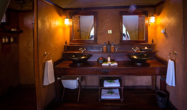 Tente Luxe | Salle de bain | Douche, douche hydromassante, chaussons, serviettes fournies