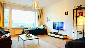 Wonderful Helsinki Family apartment (2 bedroom, kitchen, balcony) | Área de sala de estar | Televisión de pantalla plana de 42 pulgadas con canales por cable