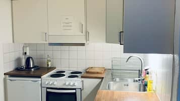 Apartemen, 2 kamar tidur, lantai dasar | Dapur pribadi | Oven dan peralatan masak/sendok-piring