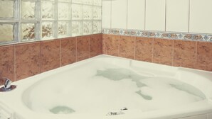 Habitacion Familiar | バスルーム | シャワー、バスアメニティ (無料)、ヘアドライヤー、タオル
