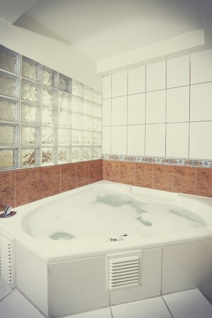 Habitacion Familiar | Bathroom | Shower, free toiletries, hair dryer, towels