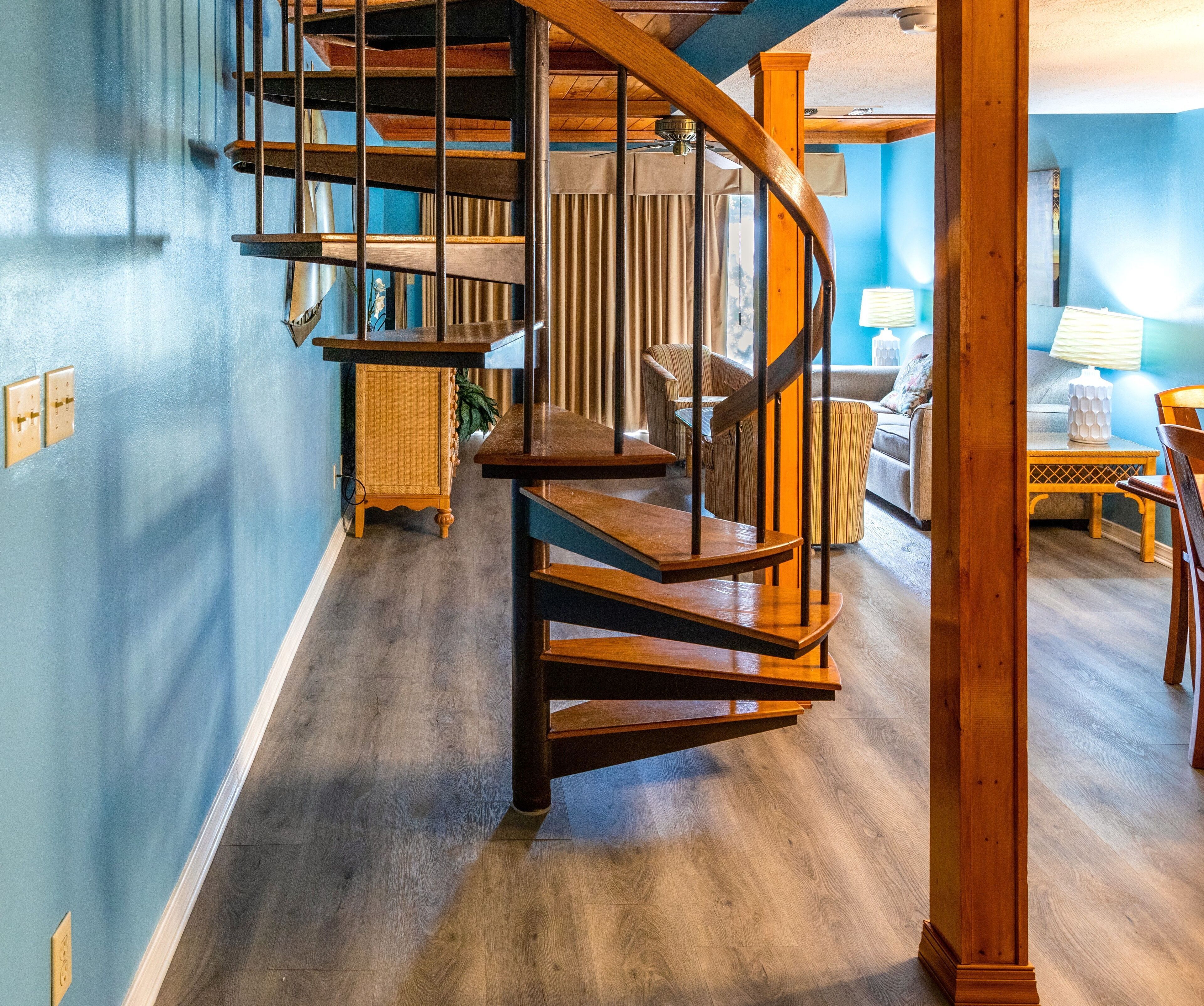 Nhà liên kế, 2 phòng ngủ | Khu phòng khách | TV 18-inch có truyền hình cáp 