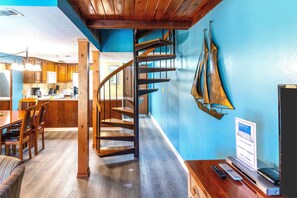 Resortwoning, 2 slaapkamers | Woonruimte | Een 18-inch televisie met kabelzenders