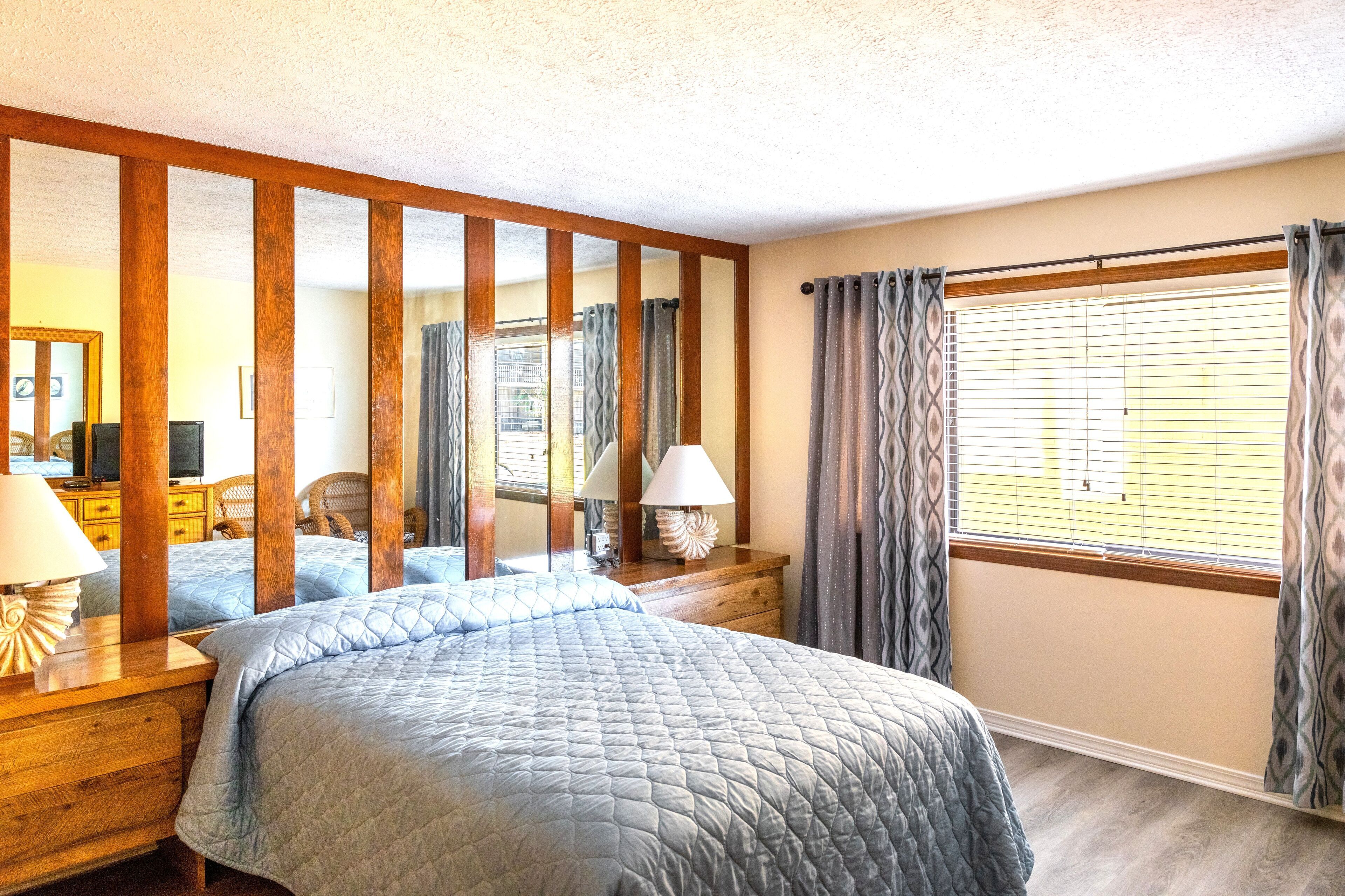 Soundproofing, free WiFi, bed sheets