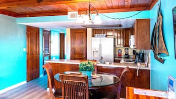 Full-size fridge, microwave, oven, stovetop