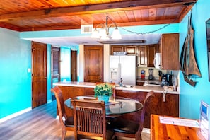 Full-size fridge, microwave, oven, stovetop - Royal Holiday Beach Resort (Biloxi)