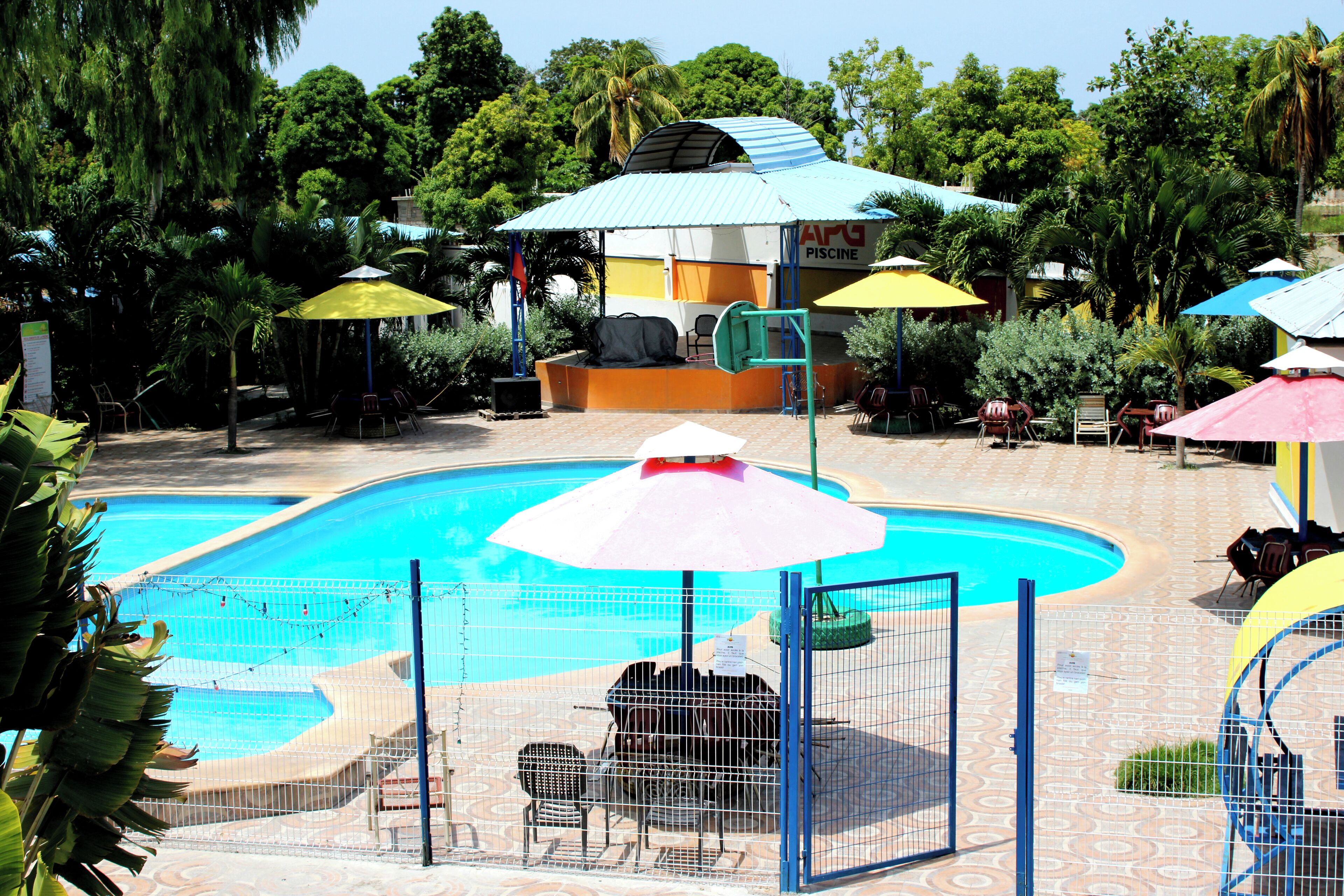 2 室外游泳池，池畔遮阳伞