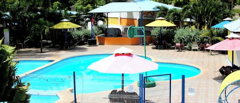 2 utendørsbassenger og bassengparasoller