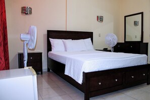 Laptop workspace, iron/ironing board, free WiFi, bed sheets - Auberge Pont-Gaudin (Gonaives)