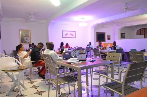 2 nhà hàng, phục vụ bữa sáng, bữa trưa, món địa phương và quốc tế 