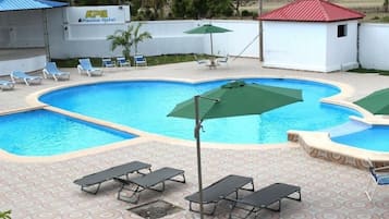 2 outdoor pools, pool umbrellas