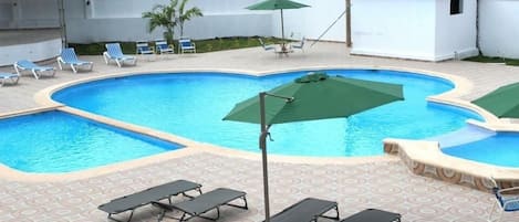 2 outdoor pools, pool umbrellas