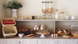 A breakfast buffet with various food items and beverages. - Ulivo Blu Casa Vacanze (Castellammare del Golfo)