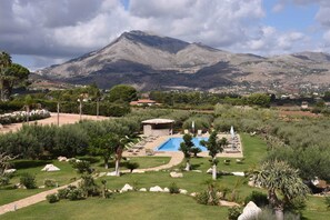 Piscina externa, guarda-sóis, espreguiçadeiras
