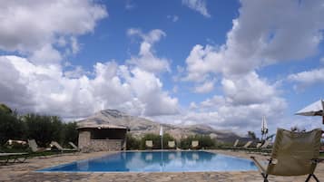 Piscina all'aperto, ombrelloni da piscina, lettini